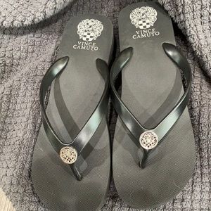 Vince Camino black flip flops